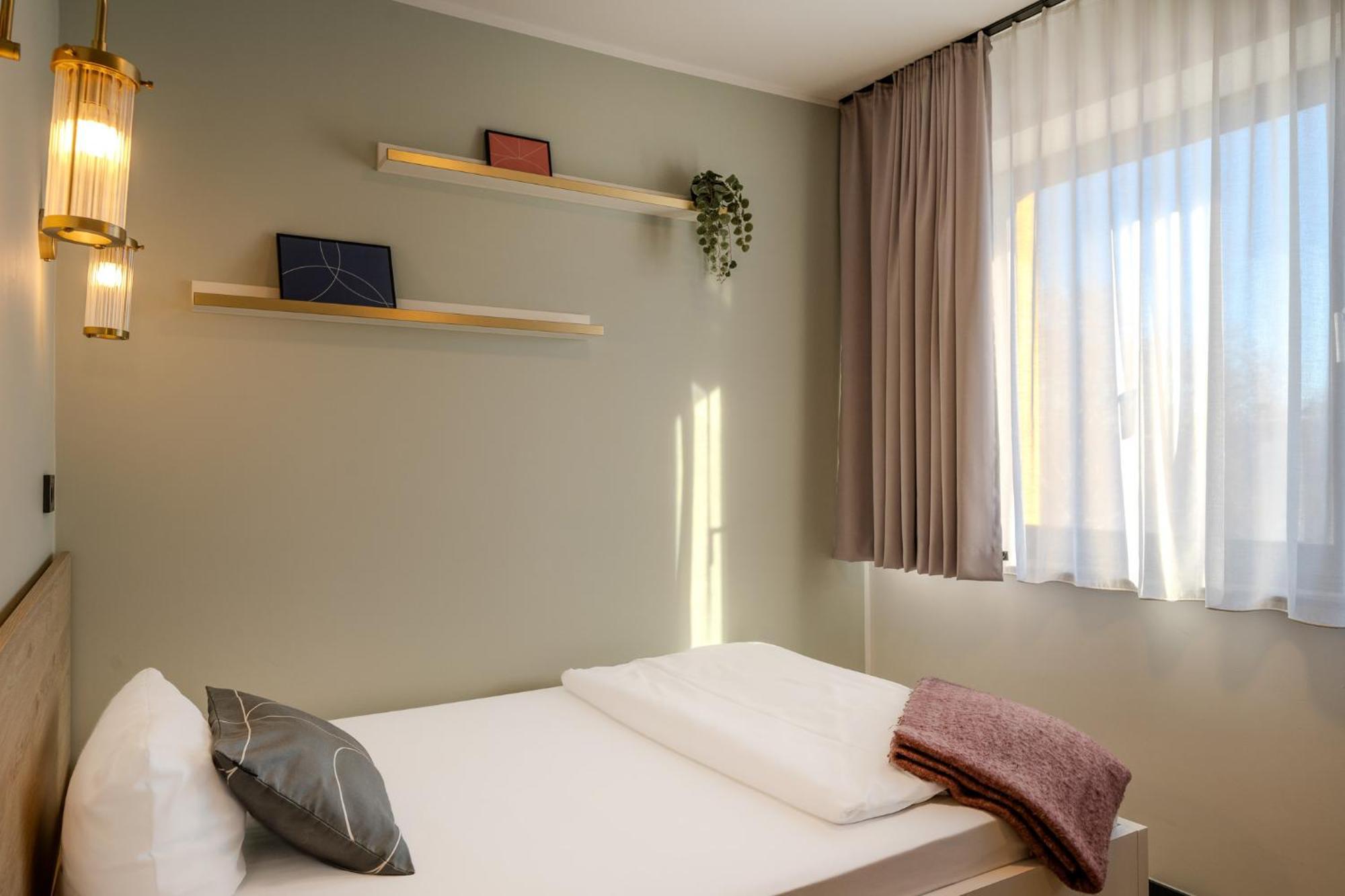Hotel The Base One *